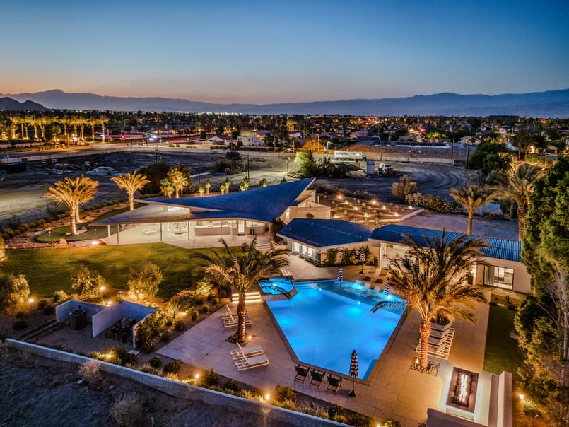 Desert White House - Main image